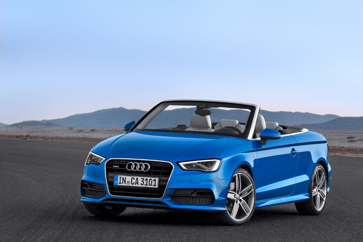 Das neue Audi A3 Cabrio feiert auf der IAA seine Weltpremiere. Der offene Kompaktwagen soll im März 2014 in den Handel gehen.