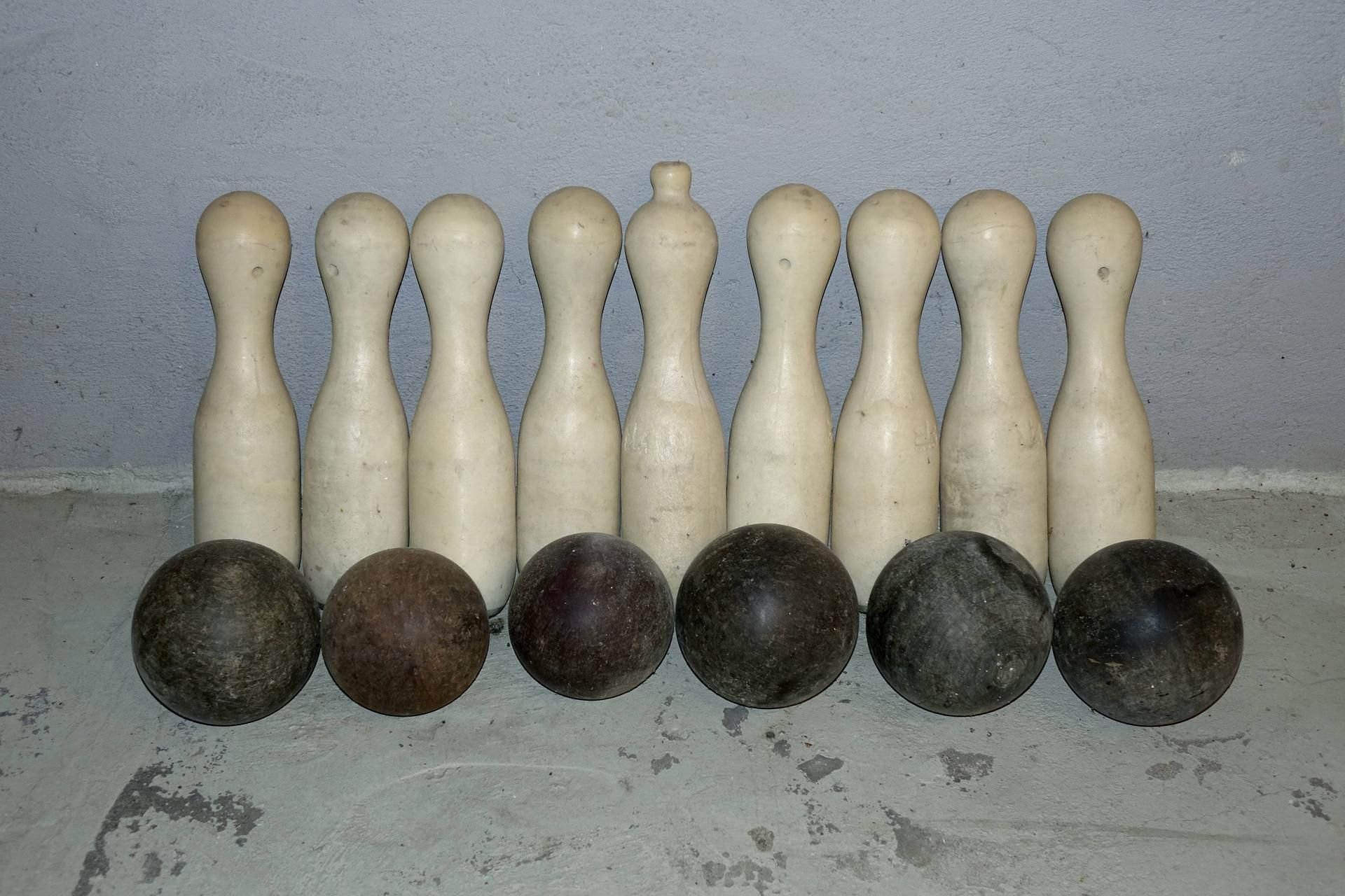 Kegel und Kugeln stehen an einer Wand