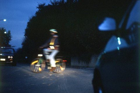 Nässe «schluckt» Licht: An regnerischen Tagen haben Autofahrer oft mit erheblich eingeschränkter Sicht zu kämpfen. (FOTO: DPA)