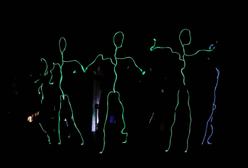 Das Männerballett mal als Strichmännchen. Der Auftritt der Balletttänzer mit LED-Lichtschläuchen wurde gefeiert.