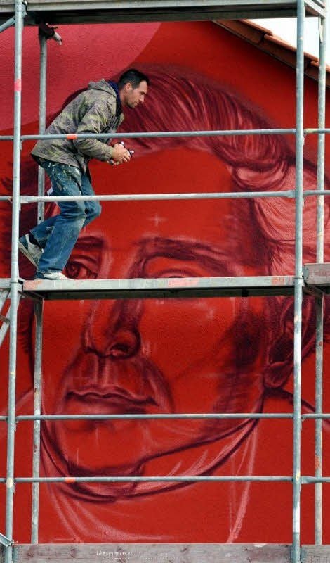 Das Konterfei des Namensgebers Carl Loewe entsteht als Graffito.