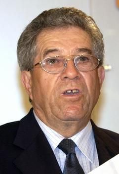 Heinz Fütterer, Europameister 1954 über 100 m und 200 m, Europameister mit der 4x-100-m-Staffel 1958, Dritter der Olympischen Spiele 1956 mit der Sprintstaffel, wird in Berlin mit dem Georg-von-Opel-Preis «Unvergessene Meister» ausgezeichnet (Archivfoto vom 14.05.2002). (Foto: dpa)
