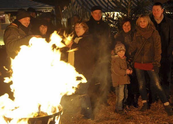 Volksfeststimmung auf der Saalebrücke, kuschelige Atmosphäre hinter alten Gemäuern, buntes Markttreiben und Programm - das ist Bernburgs Klosterweihnacht. Am Wochenende hat sie zum zehnten Mal stattgefunden.