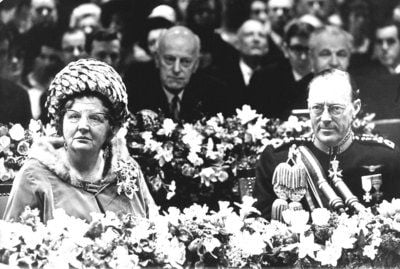 Die niederländische Königin Juliana und ihr Gatte Prinz Bernhard während der Hochzeit ihrer Tochter Beatrix im März 1966. Nun wurden Details über eine schwere Ehekrise bekannt. (FOTO: DPA)