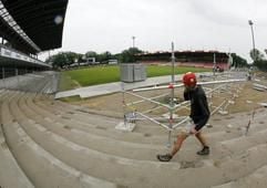 Ein Bauarbeiter geht am Montag (02.07.2007) in Cottbus im Stadion der Freundschaft über die alte Nordtribüne. Die Firma Nüssli begann mit dem Bau der neuen Stehplatztribüne «Nordwand»im Stadion des Fußball-Bundesligisten FC Energie Cottbus. (Foto: dpa)