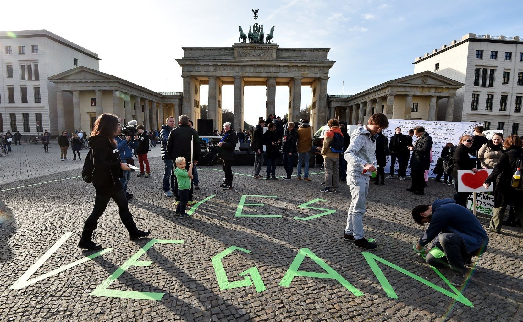Berlin ist für Veganer attraktiv, aber überraschenderweise nicht auf Platz eins des Rankings. Im Bild: Demonstranten am Weltvegantag in Berlin: „Yes, ve gan!“