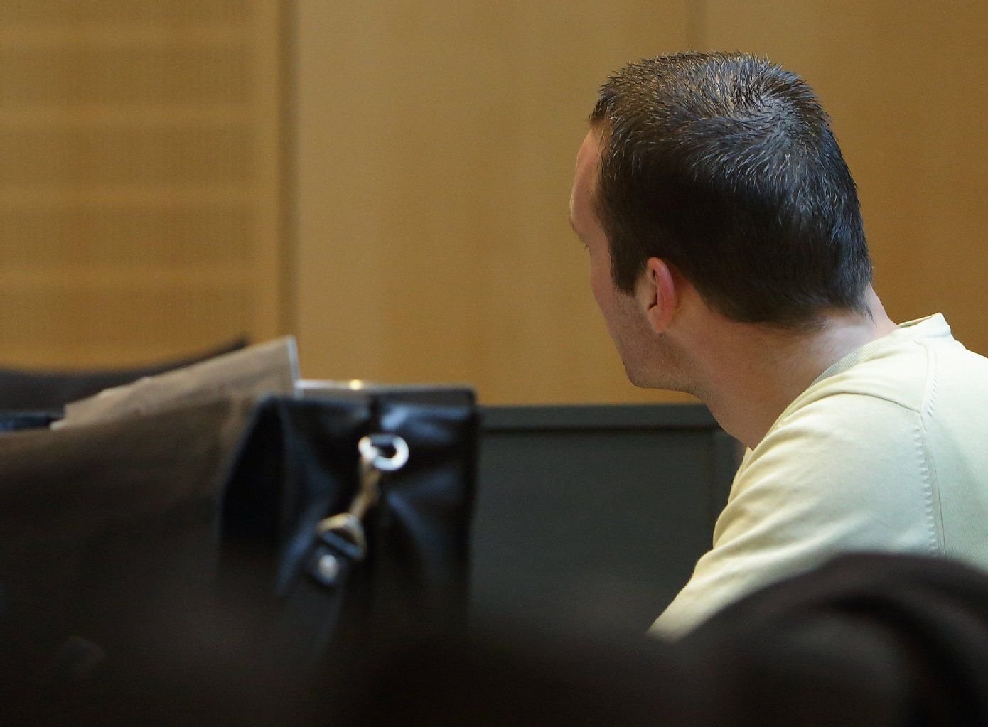 Der Angeklagte Jan S. ist am 26.02.2013 zu seinem Revisionsprozess im Landgericht in Magdeburg eingetroffen.
