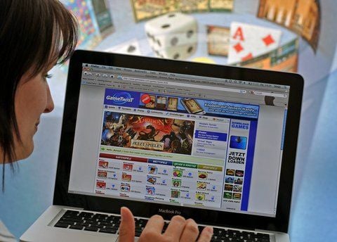 Eine junge Frau auf der Games Convention Online (GCO) in Leipzig am Stand der Firma GameTwist. (FOTO: DPA)