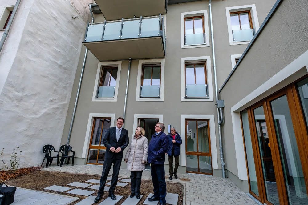 Inken Wöhlbrand und ihr Vorgänger Hans Kasch (r.) mit dem Oberbürgermeister im Hof