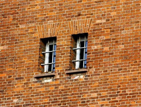 Vergittertes Fenster der JVA Halle.