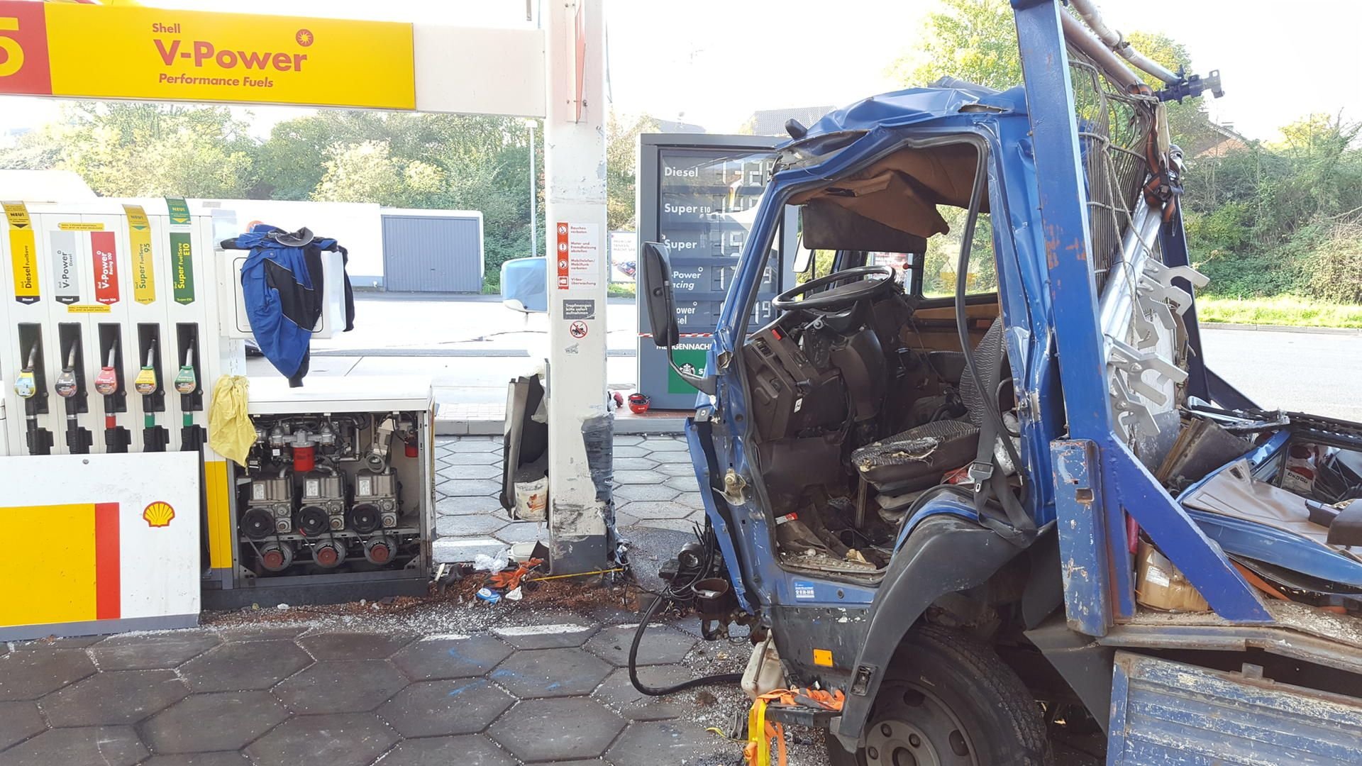 Der Beifahrer (27) hatte den Lkw von der A59 runter und gegen die Zapfsäule gelenkt.