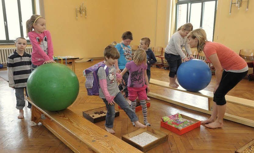 Tina Gaulke bei Rückenübungen mit Erstklässlern.
