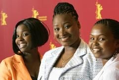 Die südafrikanischen Schauspielerinnen Lungelwa Blou, Pauline Malefane und Andiswa Kedama (v.l.) kommen bei den Internationalen Filmfestspielen in Berlin zur Vorstellung des Films "U-Carmen eKhayelitsha". Der Film von Mark Dornford-May hat bei der Berlinale den Golden Bären gewonnen. (Foto: dpa)