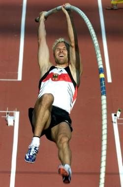 Der Leverkusener Stabhochspringer Michael Stolle schwingt sich am 09.08.2001 bei den 8. Weltmeisterschaften der Leichtathleten im Commonwealth Stadium von Edmonton (Kanada) bei einem Versuch mit seinem Stab in die Höhe (Archivbild). Der Olympia-Vierte erhält in Monte Carlo einen zehntägigen Privatunterricht vom Weltrekordler und sechsmaligen Weltmeister Sergej Bubka höchstpersönlich. dpa (zu dpa 0127)