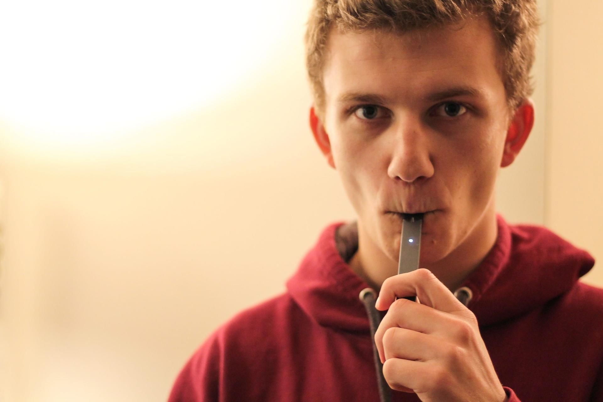 Der Student Nathan Behr raucht eine E-Zigarette der Marke Juul.
