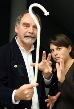 Harold Voit (l), Gründer der Zauberakademie Deutschlands in Pullach bei München, und seine Tochter und Nachfolgerin Christiane Havener zeigen einen Seiltrick (Foto vom 01.12.2005). In vier Semestern lernen hier die Zauberlehrlinge Fächer wie Kartenzauberei, Manipulation, Schauspiel und Kinderzauberei. (Foto: dpa)
