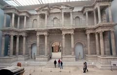 Das Markttor von Milet aus dem 2. Jahrhundert nach Christus im Pergamon-Museum in Berlin. (Foto: dpa)