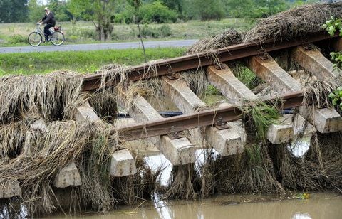 Durch das Hochwasser der Neiße zerstörte Bahngleise der Bahnstrecke zwischen Görlitz und Zittau bei Hagenwerder in Ostsachsen. (FOTO: DDP)