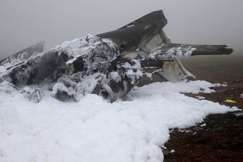 Das ausgebrannte Wrack eines zweistrahligen Geschäftsflugzeugs liegt am 12. Januar auf dem Gelände einer Mülldeponie bei Rivenich (Rheinland-Pfalz) in Löschschaum.