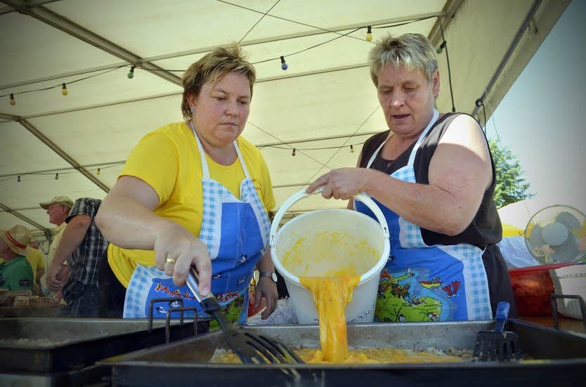 Das Eierzusammenblasen ist in Trebbichau zur Tradition geworden.