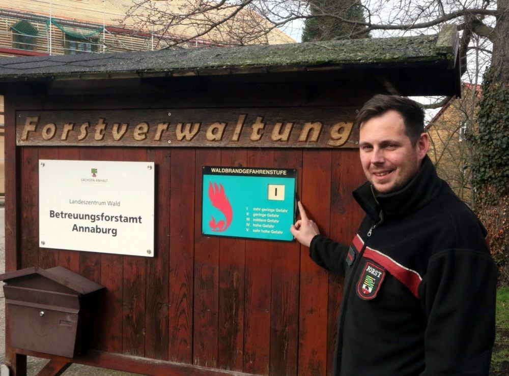 Ab Sonntag wird wieder für jeden Tag eine Waldbrandgefahrenstufe festgelegt. Philipp Nahrstedt, Leiter des Betreuungsforstamtes Annaburg hofft, dass die Stufe eins lange gilt. Doch wenn sie steigt, ist in den ausgetrockneten Wäldern unbedingt Vorsicht geboten.