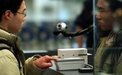 Ein Flugpassagier aus Asien legt auf dem John F. Kennedy Airport in New York seinen linken Zeigefinger auf ein Fingerabdruck-Scanner. (Foto: dpa)
