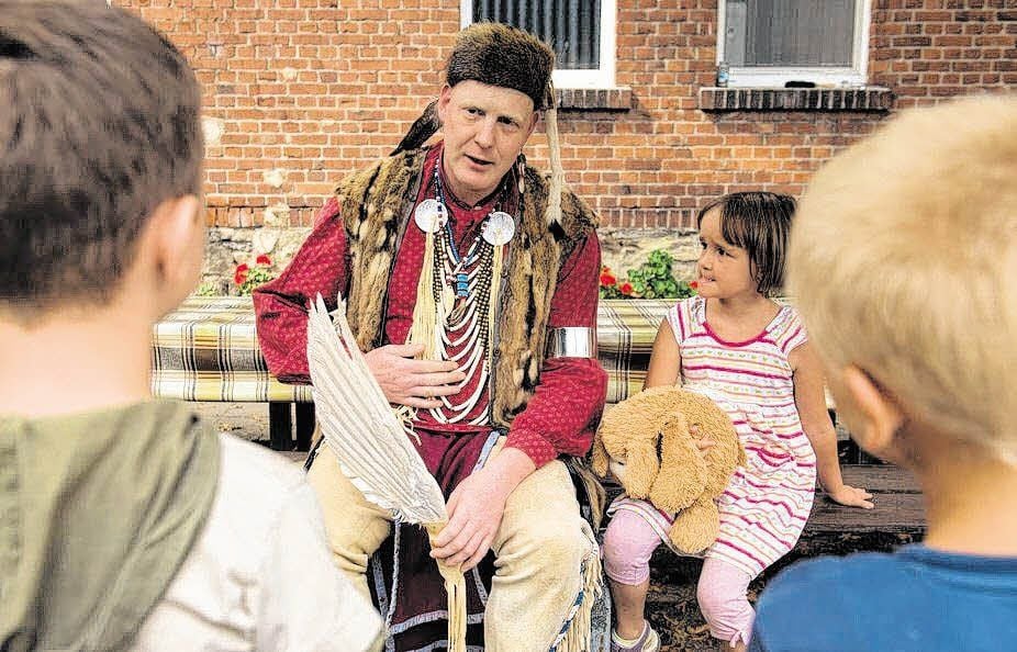 Der Indianer Steffen, ein erfahrener Jäger, erklärt, was sein Schmuck zu bedeuten hat und wie er angefertigt wird.