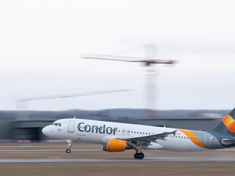Ein Airbus der Fluglinie Condor beim Start. Foto: Sebastian Gollnow/dpa/Symbolbild