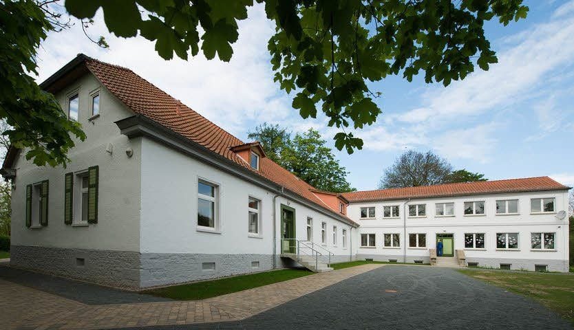 Neu gestaltet wurde auch der Hofbereich. Hier ist eine aufgeschotterte kleine Parkplatzfläche entstanden.