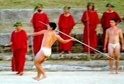 Studenten der Griechischen Turn-Akademie stellen im Stadion von Olympia den Speerwurf dar, wie er bei den Olympischen Spielen der Antike veranstaltet wurde (Archivfoto vom 07.09.1997). Professoren der Akademie und des Olympischen Athleten-Verbandes für das Altertum veranstalteten die Rekonstruktion olympischer Wettbewerbe an ihrer Geburtsstätte, wie sie damals in Szene gesetzt wurden. (Foto: dpa)