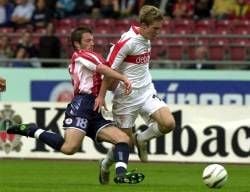 Alexander Hleb vom VfB (r) im Zweikampf mit