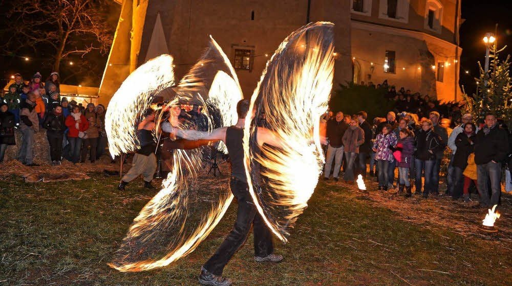 Die abendliche Feuershow der Künstler von Venerius Motus verzauberte die Besucher und tauchte die Burg in ein ganz besonderes Licht.