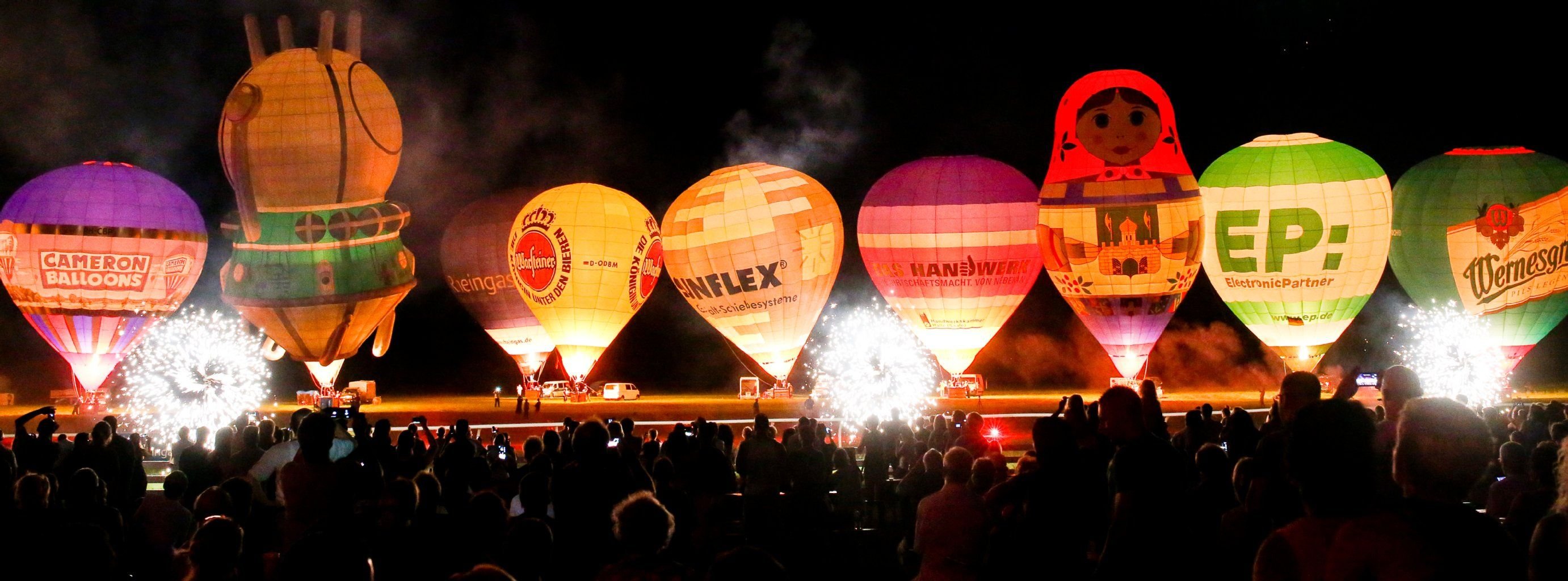 Ballonglühen und Feuerwerk am dritten Tag der Balloon Fiesta in Halle.