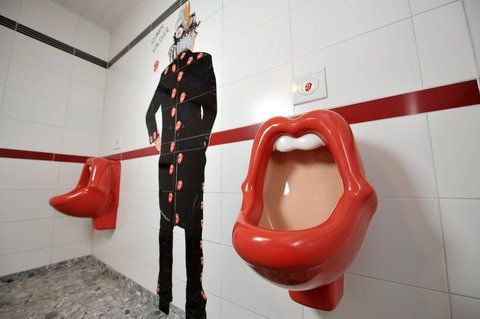 Die «Kisses»-Urinale der niederländischen Künstlerin Meike van Schijndel hängen im «Rolling Stones Fan Museum» in Lüchow. (FOTO: DPA)
