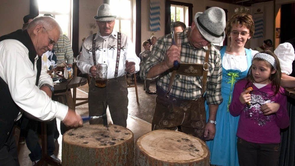 Wettnageln steht in Weißenschirmbach immer hoch im Kurs, wie auf diesem Foto zu sehen ist. Auch am kommenden Samstag kann man wieder mitmachen.
