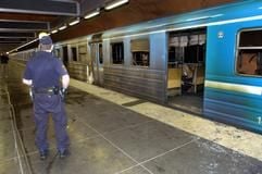 Die durch das Feuer beschädigten Waggon stehen auf einem Bahnhof der U-Bahn in Stockholm. Der mutmaßliche ANschlag ereignete sich während der morgendlichen Hauptverkehrszeit auf einer Fahrt zum Vorortbahnhof Rinkeby. (Foto: dpa)