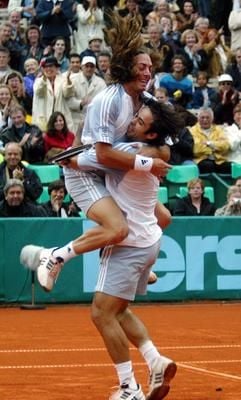 Die chilenischen Tennisprofis Nicolas Massu (oben) und Fernando Gonzalez jubeln am Samstag (24.05.2003) im Düsseldorfer Rochusclub nach ihrem Sieg im Doppel über den Gewinn des World Team Cup. Im Finale gegen Tschechien holten Gonzalez und Massu im Doppel den entscheidenden Punkt zum 2:1. Gonzalez und Massu siegten 6:4, 6:2 über Jiri Novak und Radek Stepanek. (Foto: dpa)