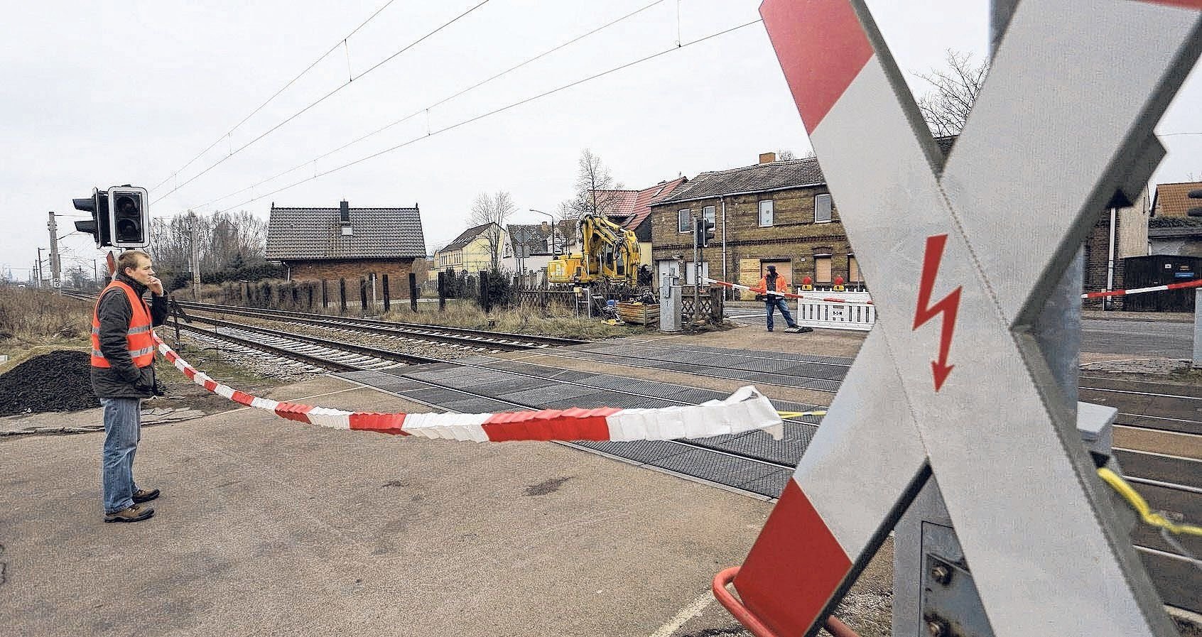 Manuelle Absicherung bei anstehenden Bauarbeiten am Bahnübergang an der Rudolf Breitscheidstraße in Bitterfeld
