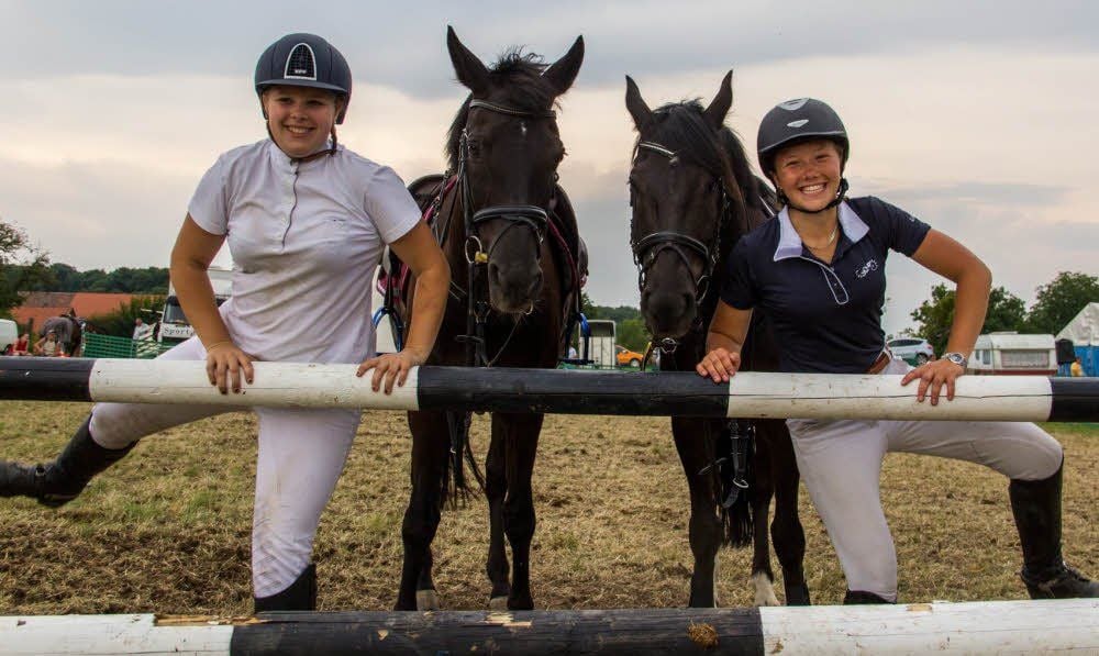 Annika Gremmes mit ihrem Pferd Bonetti und Hedy Trümper mit ihrem Pferd Picasso (v.l.) fahren zur Deutschen Meisterschaft.