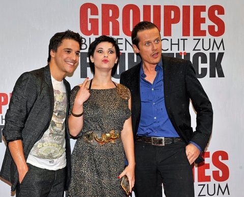 Die Schauspieler Kostja Ullmann (v-l), Anna Fischer und Roman Knizka bei der Premiere ihres Films «Groupies bleiben nicht zum Frühstück» im Gloria Palast in München (Oberbayern). (FOTO: DPA)