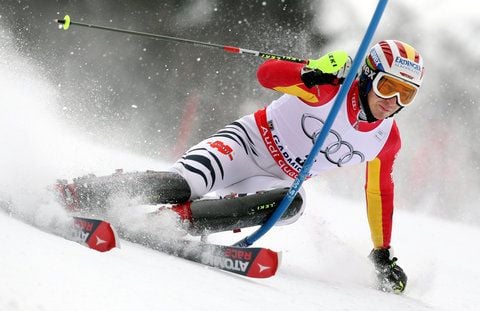 Der Ski alpin-Profi Felix Neureuther beim Riesenslalom. In sölden musste der zweite Durchgang des Rennens wegen Nebel abgebrochen werden. (FOTO: DPA)