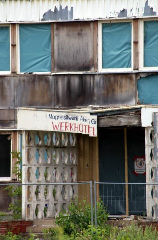 Planen vor dem einstigen Werkhotel, das zurzeit entkernt wird.