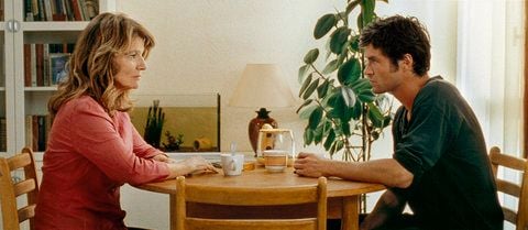 Szene aus dem Film «Plein Sud» der 27-jährige Sam (Yannick Renier) mit seiner Mutter (Nicole Garcia)am Esstisch (undatierte Filmszene). Sam fährt mit seinem Auto gen Süden. Er möchte sich endlich der Vergangenheit stellen und seine Mutter besuchen, der er die Schuld an dem Tod seines Vaters gibt. Die Fahrt wird ein Trip voller Überraschungen: Als er die Geschwister Léa und Mathieu sowie den Anhalter Jérémie mitnimmt. (FOTO: SALZGEBER)