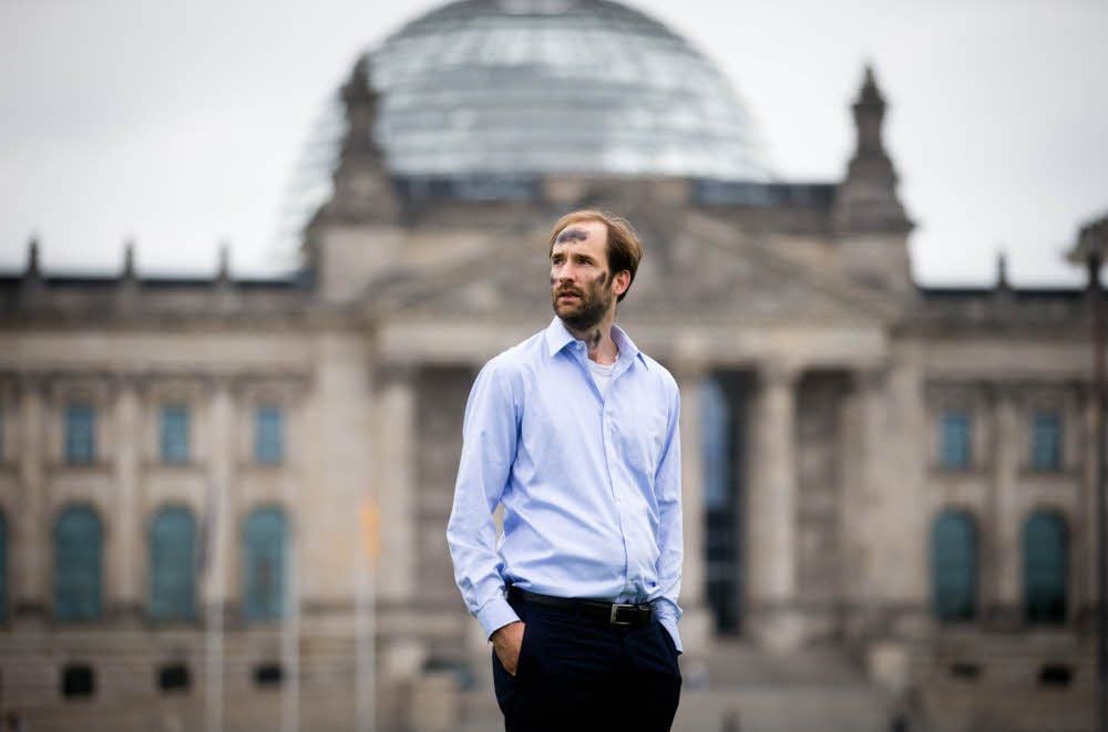Philipp Ruch vor dem Reichstag in Berlin. Die Asche im Gesicht ist Teil der Inszenierung des „Zentrums für politische Schönheit“.