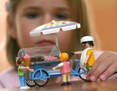 Lea (4) spielt in Baierbrunn (Oberbayern) mit Eisverkäufer-Figuren von Playmobil. (Foto: dpa)