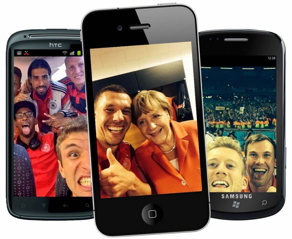 Selfies unserer Nationalspieler: Das linke Bild zeigt die Spieler nach dem Einzug ins Finale im Flugzeug. Das Bild in der Mitte ist nach dem ersten Vorrundenspiel in der Kabine entstanden. Auf dem rechten Selfie sind Kevin Großkreutz und André Schürle zu sehen.