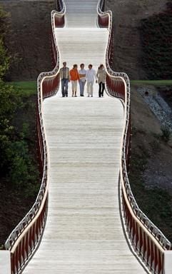 Ganz schön geschwungen: Die Besucher der Buga 2007 können Europas längste Holzbrücke bewundern. Sie misst 240 Meter. (Foto: dpa)