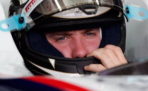 Nick Heidfeld sitzt in einem Formel 1-Rennwagen. Seit Dienstag arbeitet der 33-Jährige als Testfahrer für Pirelli. (ARCHIVFOTO: DPA)