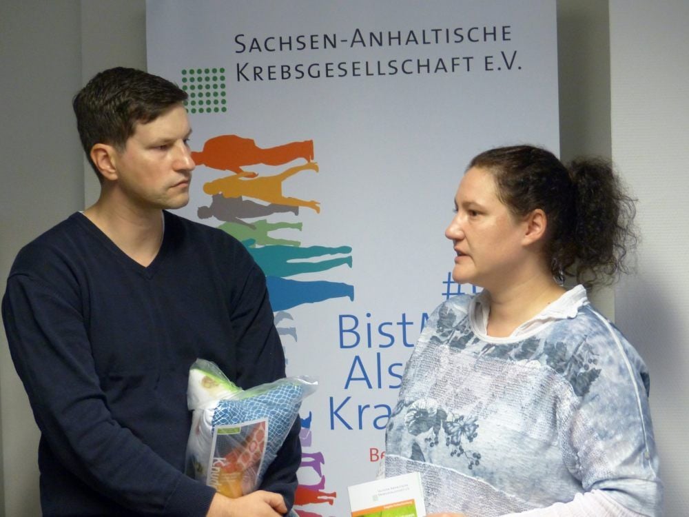 Michael Schwarzwald fühlt sich bei der Sachsen-Anhaltischen Krebsgesellschaft gut aufgehoben. Diplomsozialarbeiterin Sabine Schleh hat ihn in vielen Fällen gut beraten.