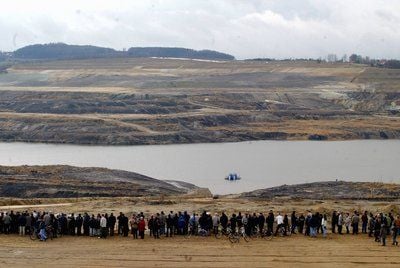 Schaulustige stehen Anfang 2004 zum offiziellen Beginn der Flutung am Ufer des Berzdorfer Sees. (FOTO: DDP)